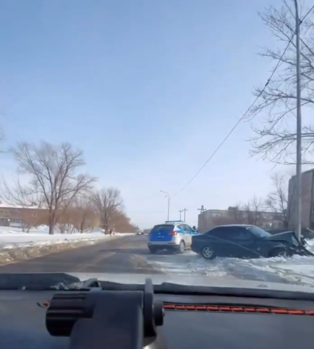 В Караганде в результате ДТП водитель врезался в столб