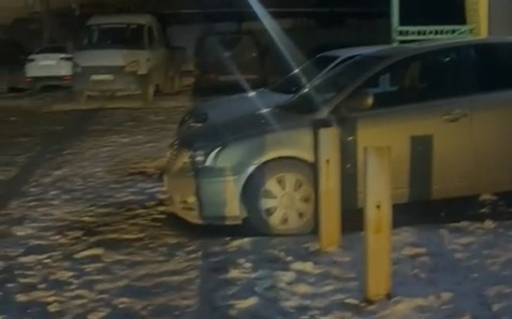 Пинали машину: карагандинка жалуется, что соседи огородили территорию во дворе для личной парковки