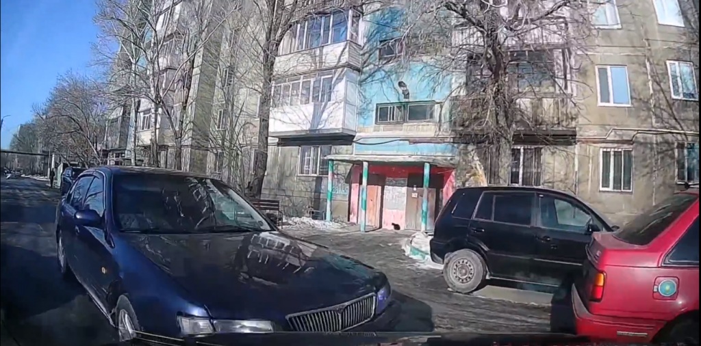 В Караганде в 19-м микрорайоне столкнулись две легковые машины: кто виноват?