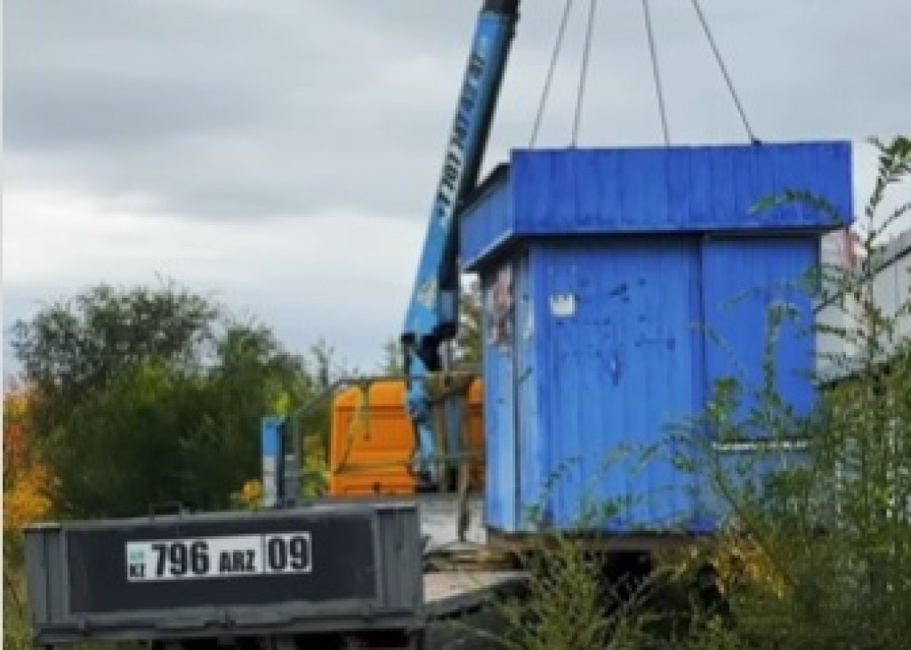 Незаконно установленный киоск вывезли с одной из улиц Караганды