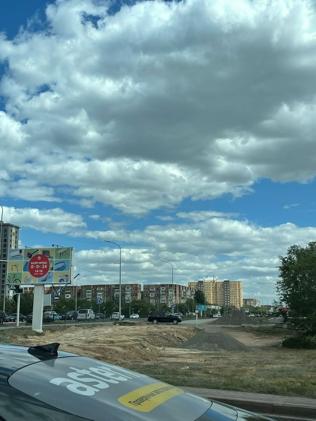 Удобный тротуар делают для пешеходов в одном из районов Караганды