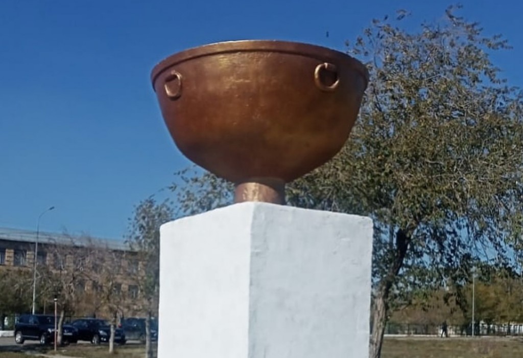 В одном из скверов Караганды отреставрировали скульптуру казана