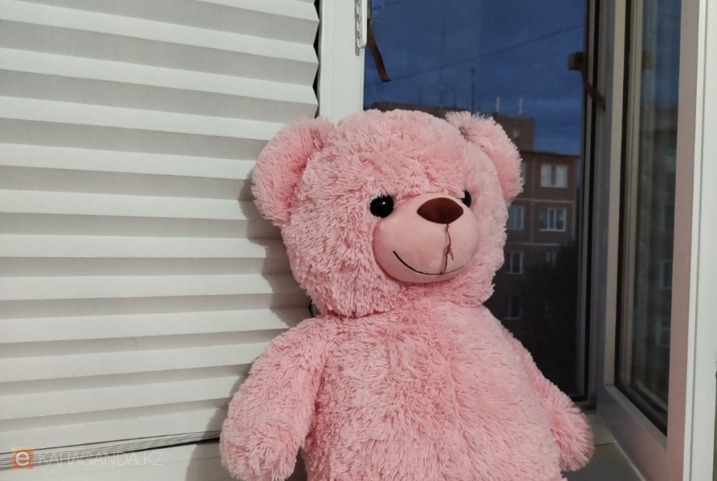 В Темиртау из окна третьего этажа выпал ребенок