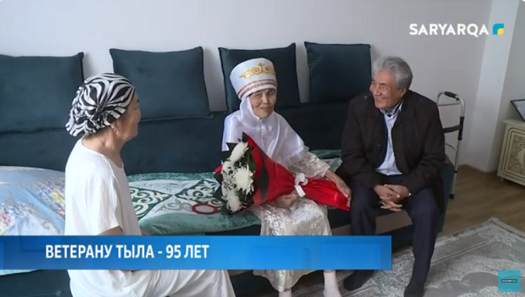 В преддверии Дня труда представители Карагандинского совета ветеранов навестили труженицу тыла