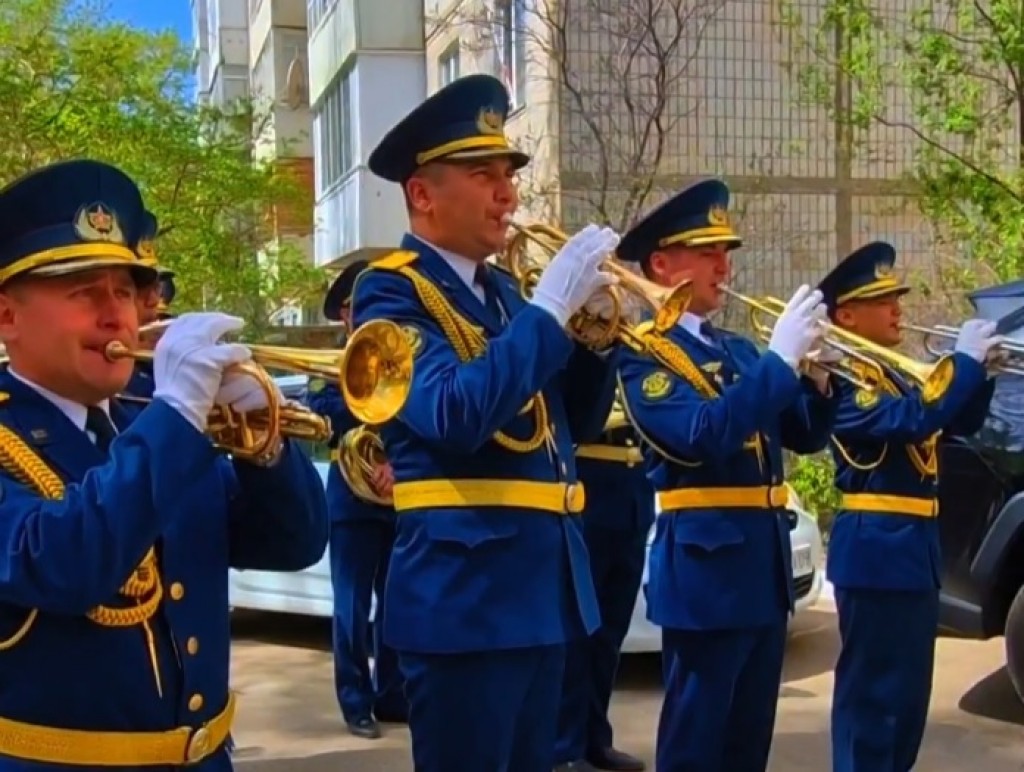 В Караганде ветеранов поздравили с сопровождением военного оркестра