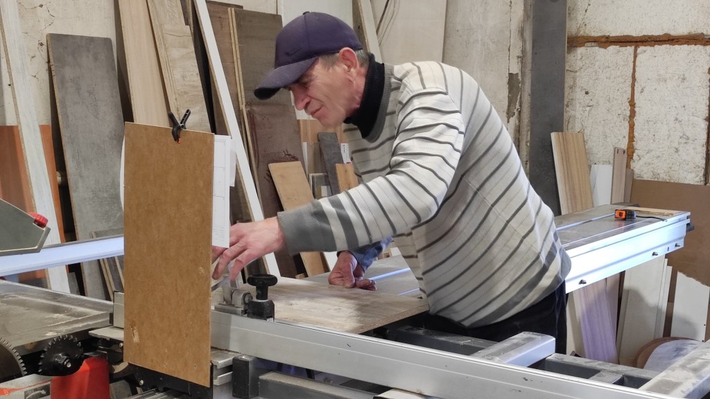 Инвалидность не приговор: как люди с ограниченными возможностями работают в мебельном цехе Темиртау