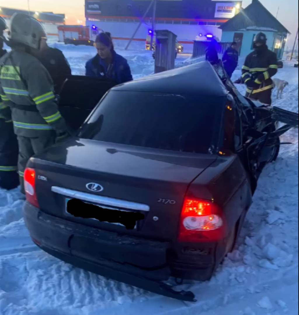 В Караганде водитель автомобиля выехал на закрытый ж/д переезд и столкнулся с тепловозом. Два человека погибли