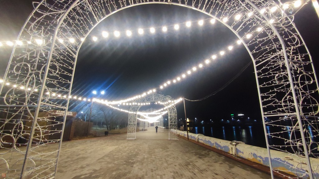 В парках Караганды появляются первые новогодние украшения