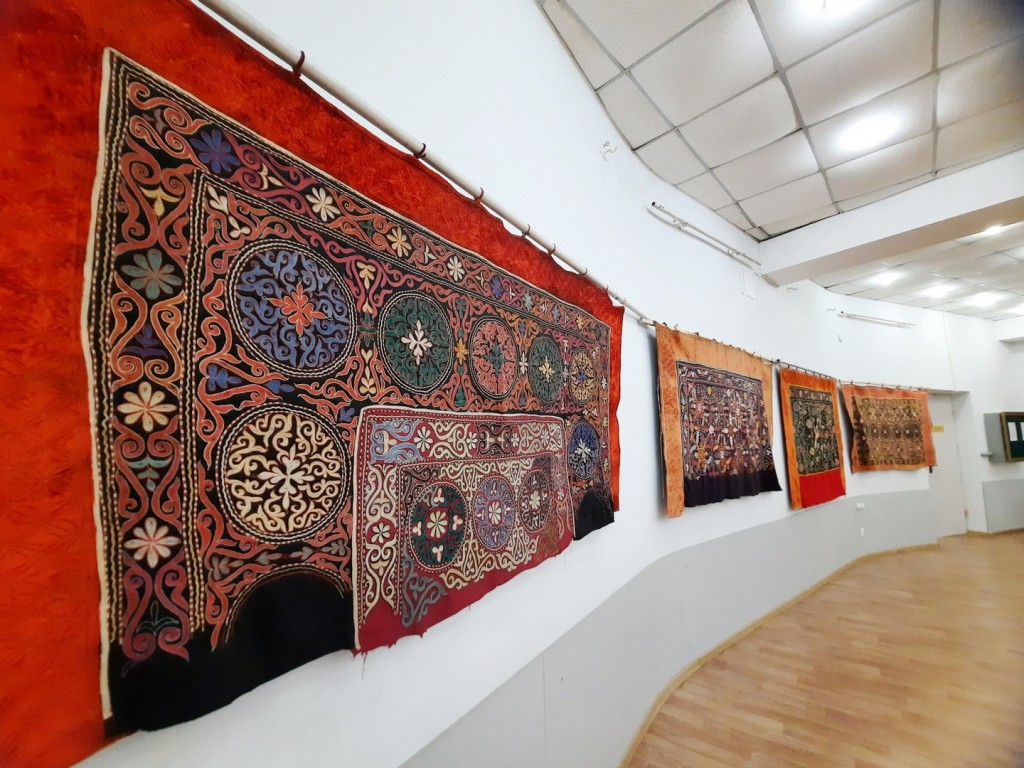 В Караганде действует выставка казахских национальных ковров