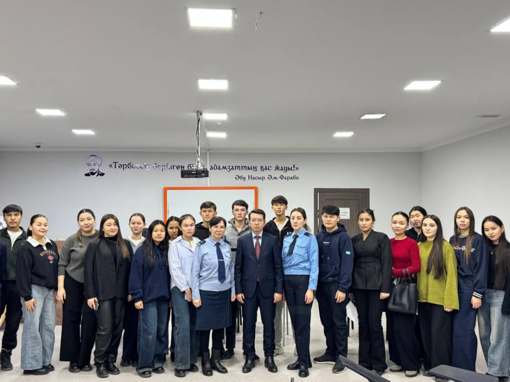 Полицейские провели информационно-разъяснительную встречу со студентами в Караганде