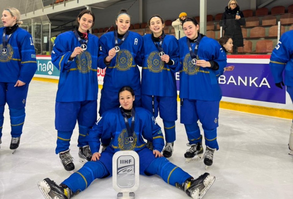Серебряные медали завоевали карагандинские хоккеистки-юниоры на чемпионате мира
