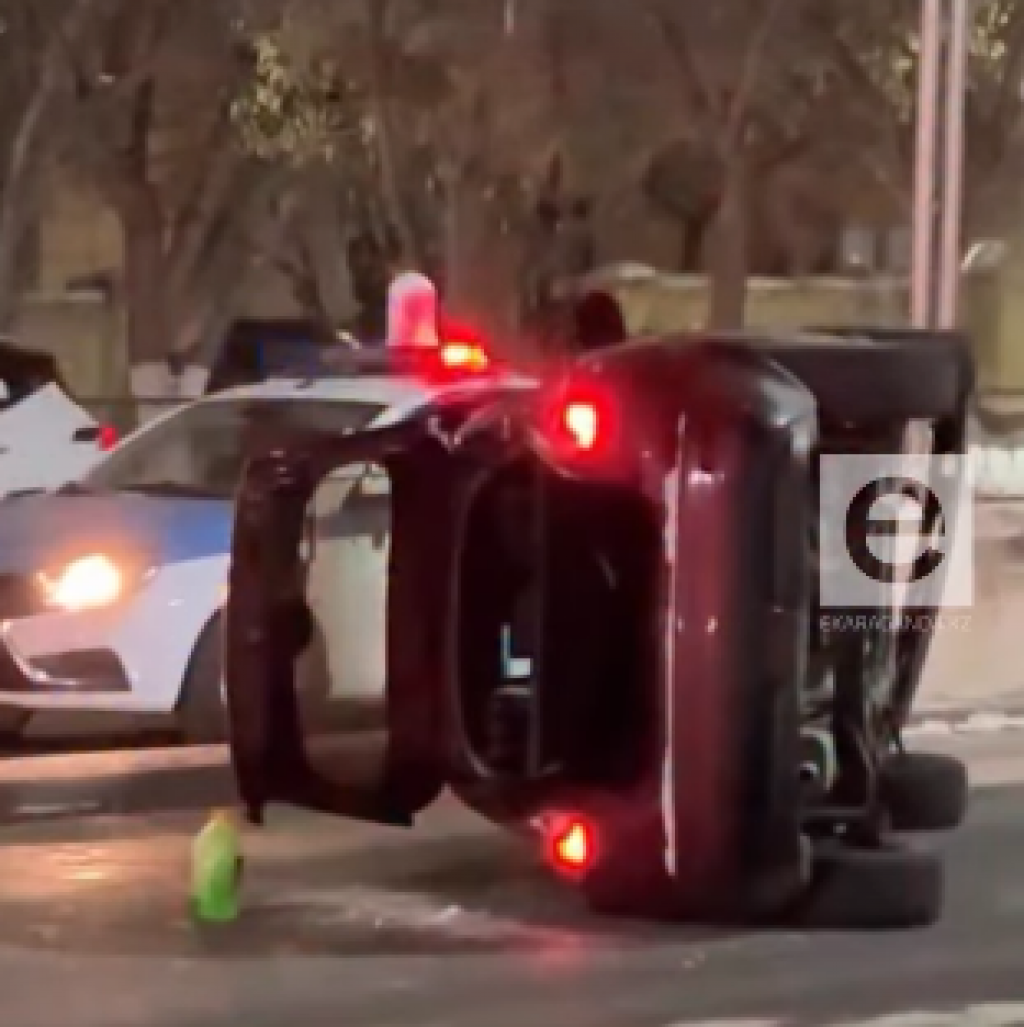 В Караганде перевернулся автомобиль после столкновения