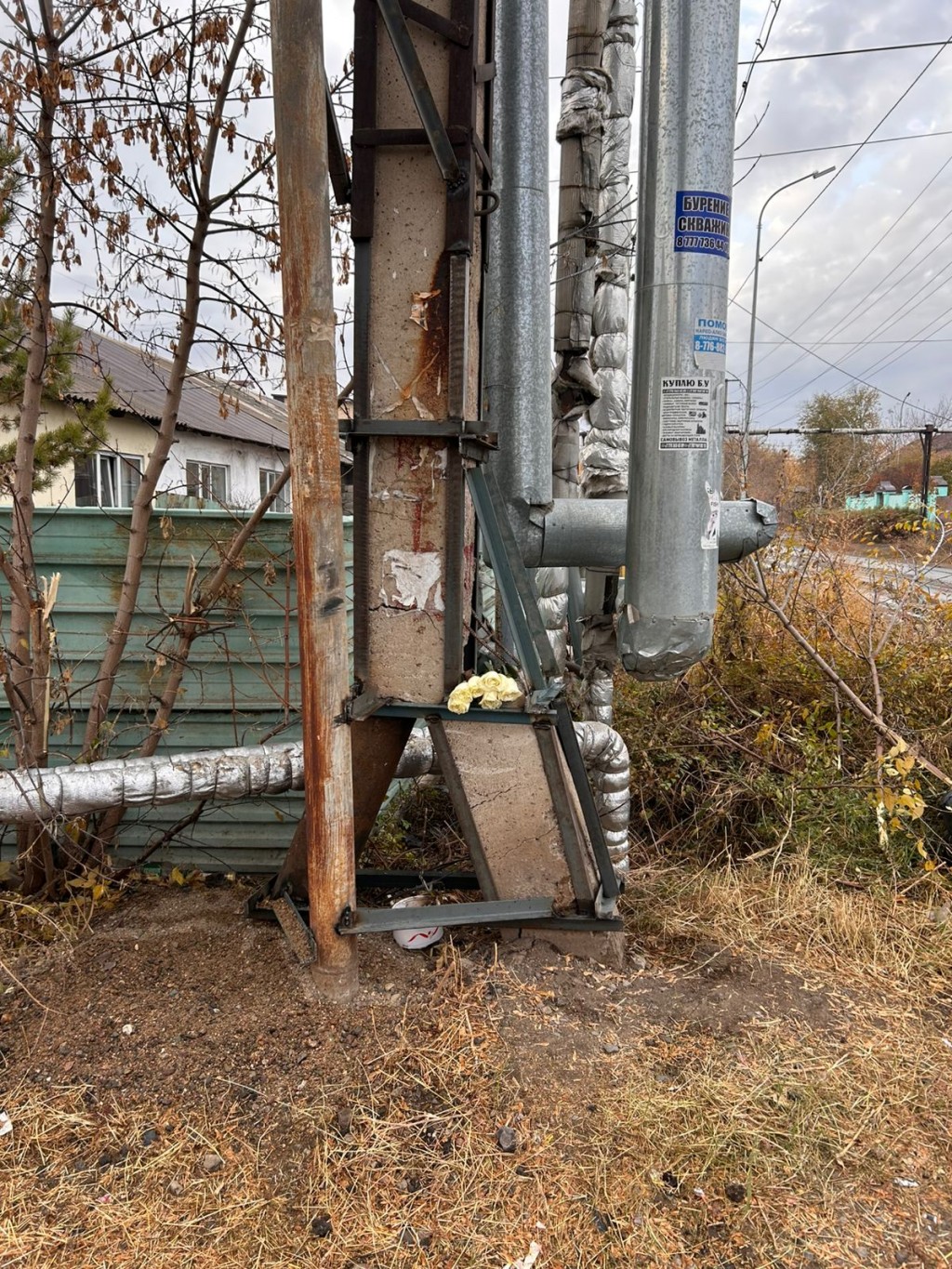 В Караганде укрепили опасную бетонную опору