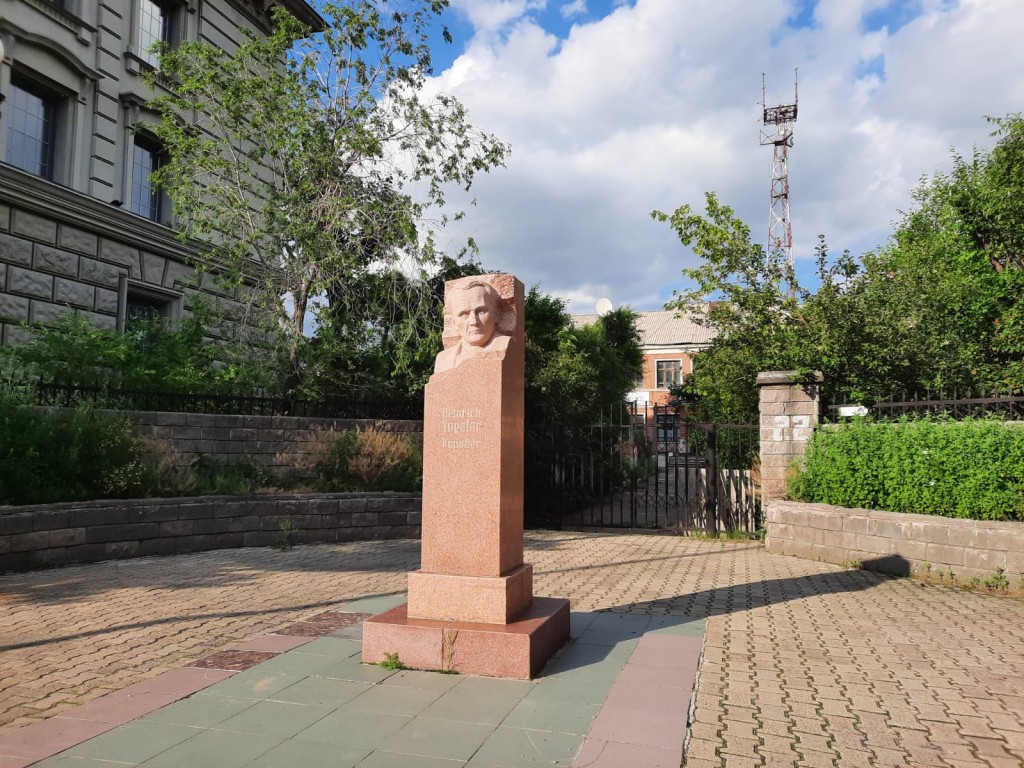 В Караганде с улицы Ерубаева хотят перенести памятник Генриху Фогелеру