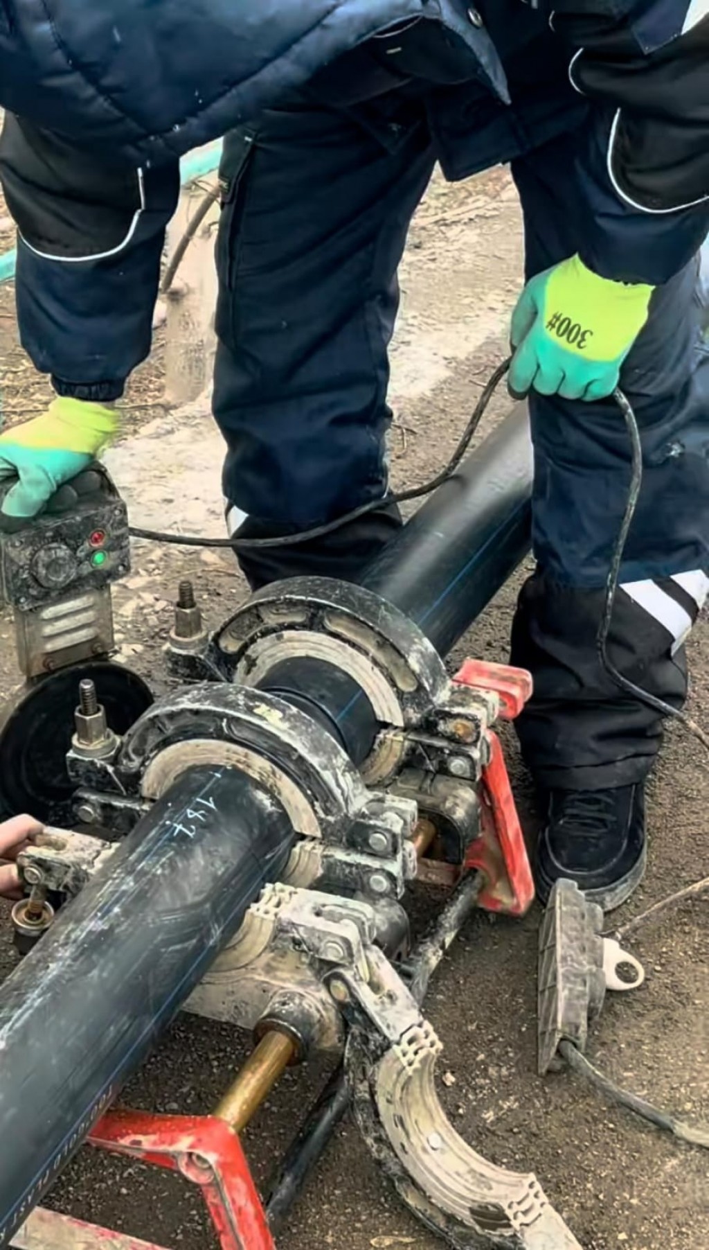 Для жителей микрорайона Правый берег в Темиртау прокладывают временный водопровод