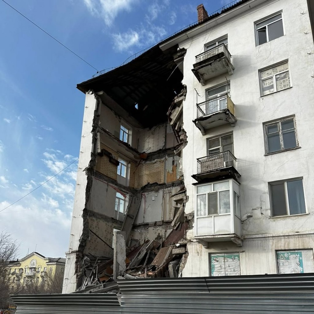 В Балхаше рухнул нежилой подъезд в пятиэтажном доме