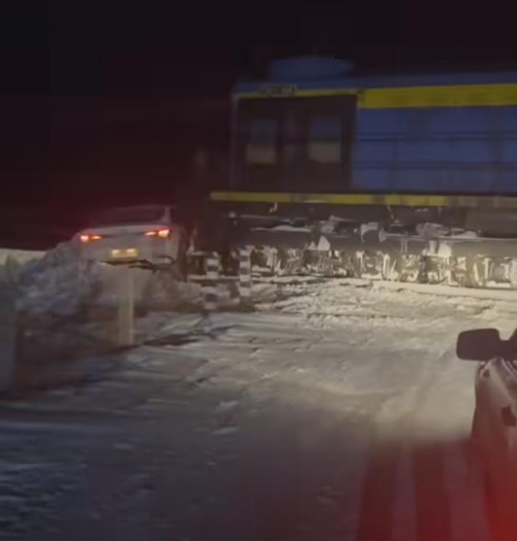 В Караганде произошло еще одно столкновение легковушки и тепловоза на ж/д переезде