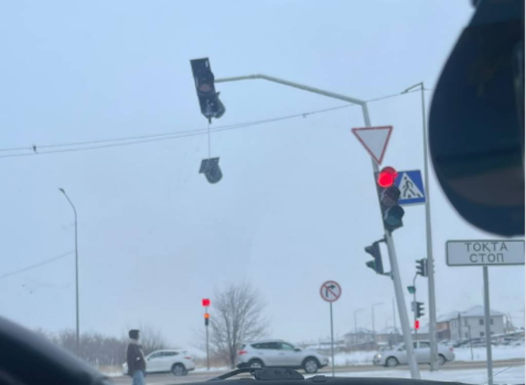 Карагандинские автомобилисты переживают за свои машины из-за свисающего над дорогой светофора
