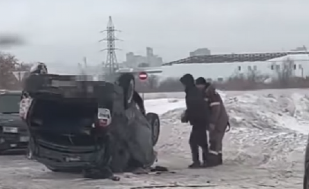 На одной из улиц Караганды перевернулся автомобиль