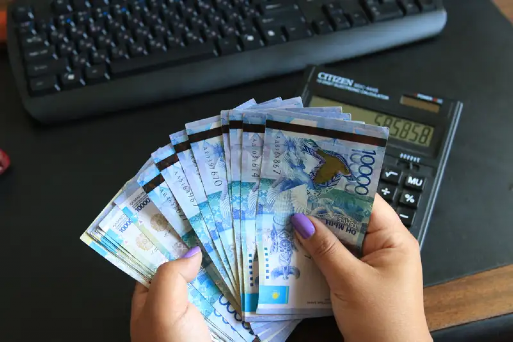 Работающим казахстанцам задолжали более 318 млн тенге