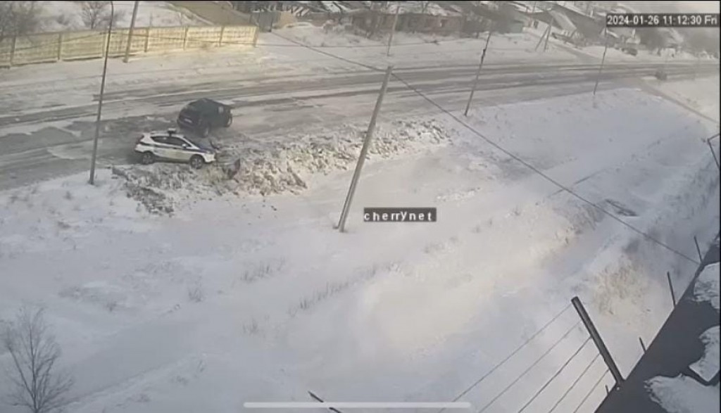 В Шахтинске водитель внедорожника столкнулся с патрульной машиной