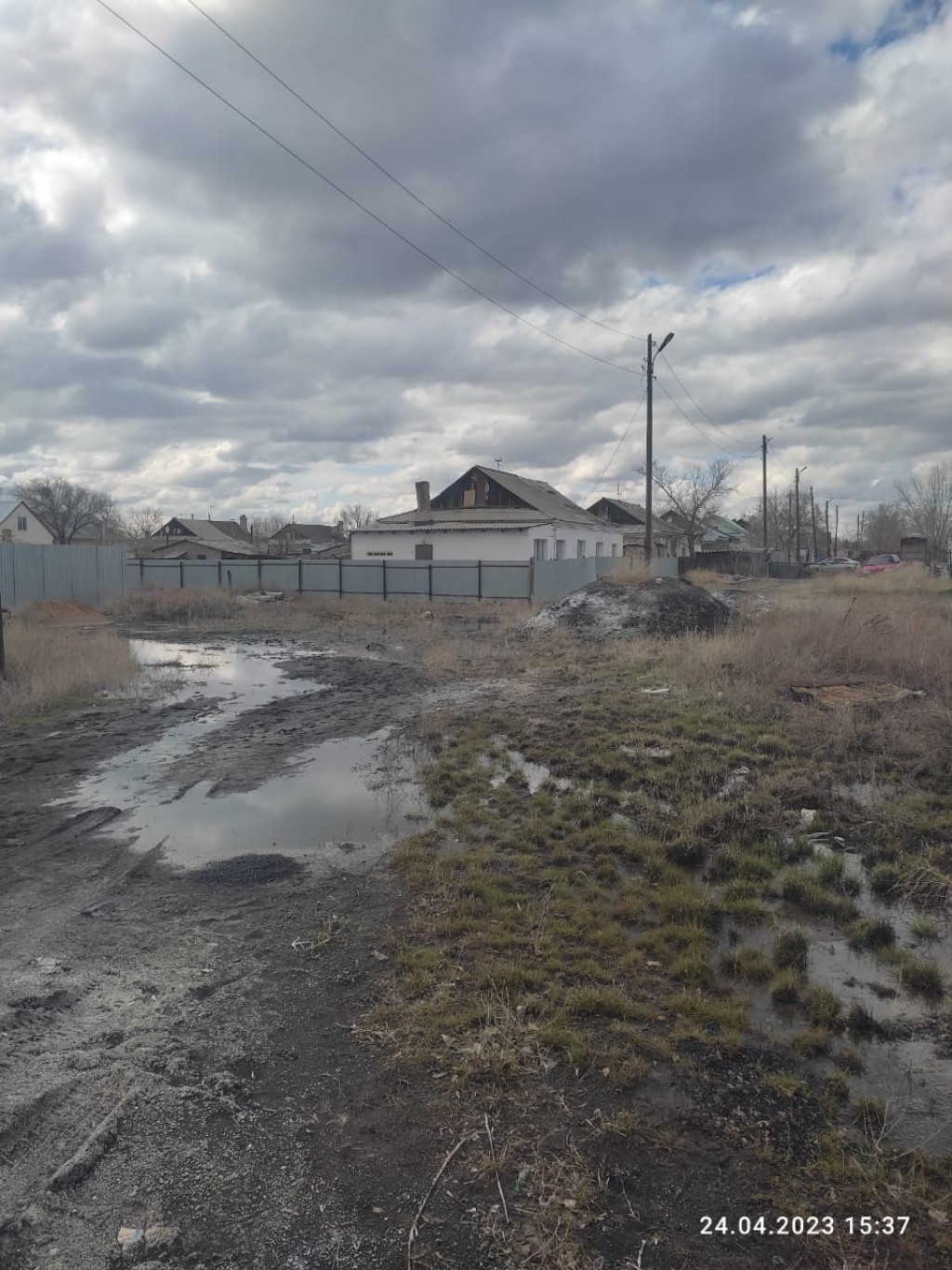 Карагандинцы пожаловались на то, что долгое время подвал их дома топит водой