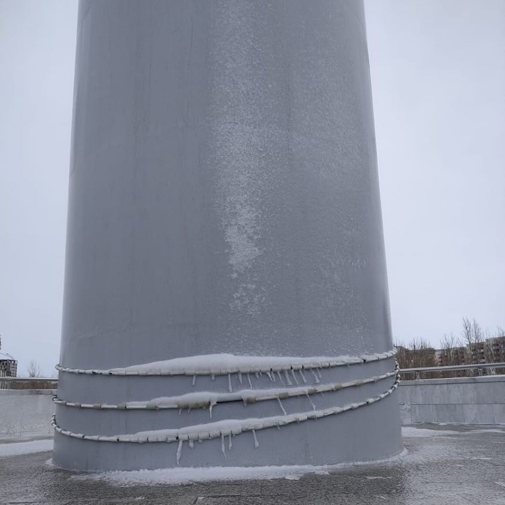 В Караганде сегодня не поднят флаг на флагштоке из-за замерзшего троса