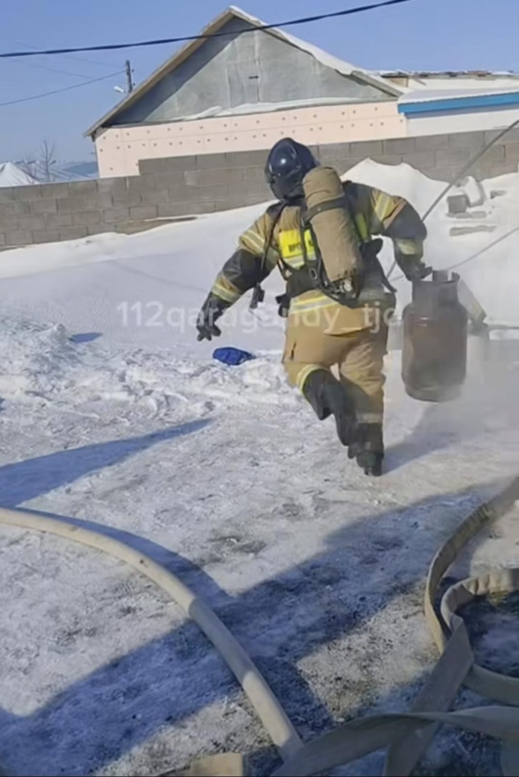 В селе Кокпекты пожарный вынес из горящего дома газовый баллон