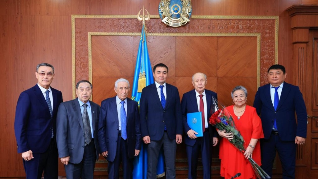 В Караганде поздравили с юбилеем почётного журналиста Серика Сексенова