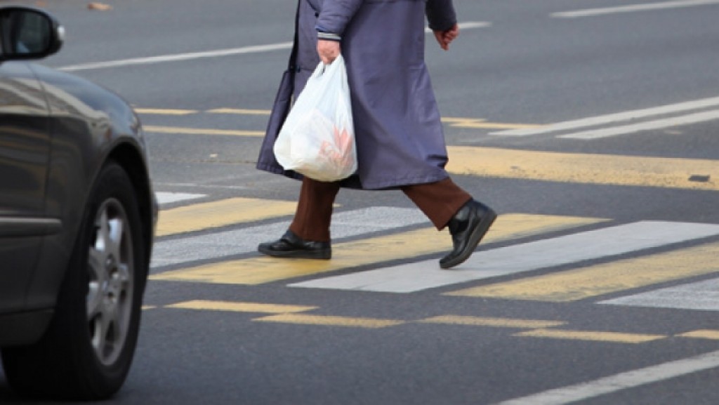 В Караганде на пешеходном переходе сбили 63-летнюю женщину