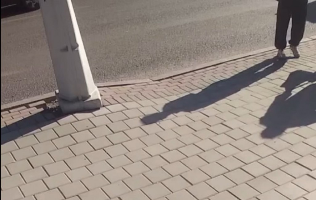 «Посреди остановки сделали яму»: для чего в Караганде на 45 квартале брусчатку уложили с уклоном