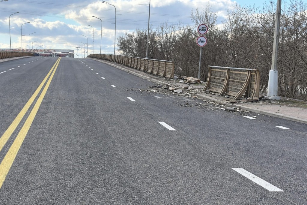В Караганде после ДТП на гоголевском мосту восстановят повреждённое ограждение
