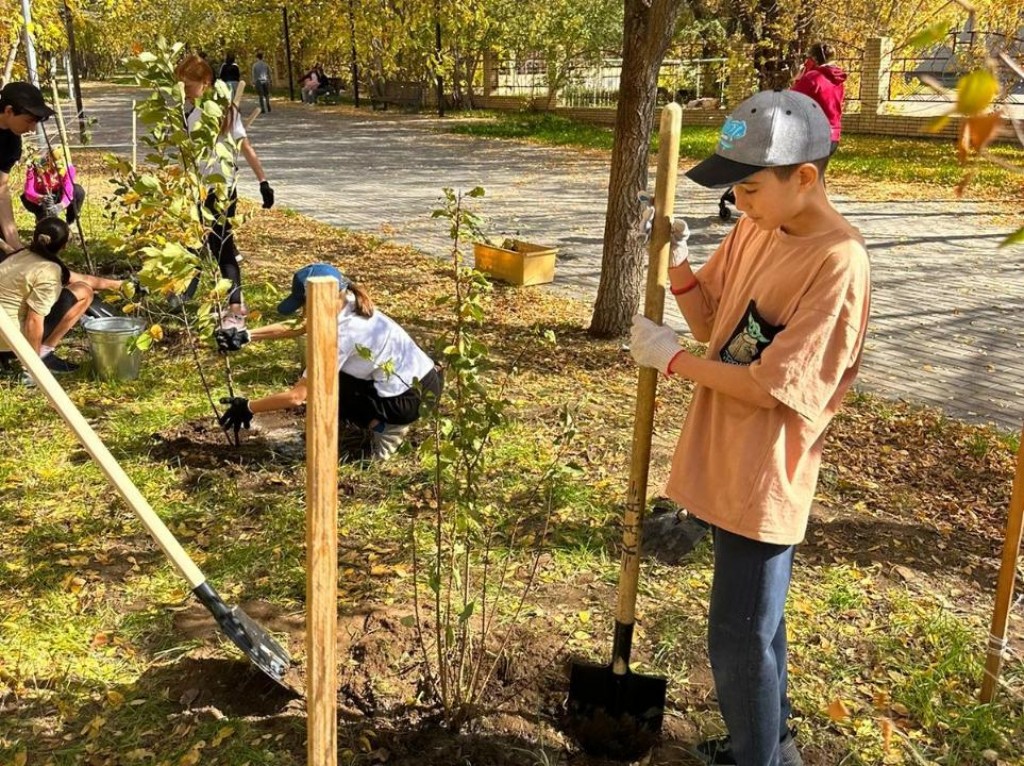 «Таза Қазақстан»: школьники Караганды озеленяют город