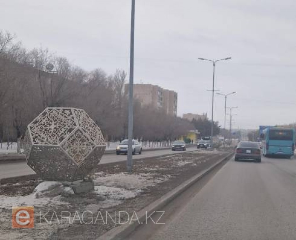 С улицы К. Маркса в Караганде демонтировали декоративные конструкции