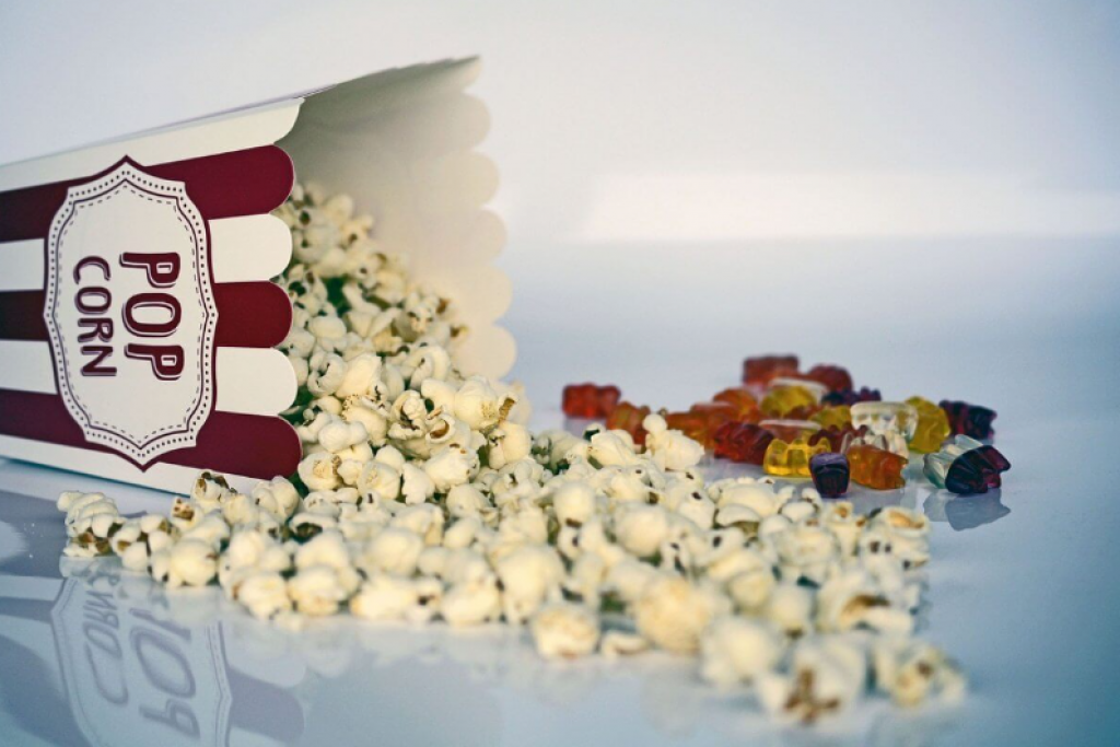 «Стыдно»: казахстанцы жалуются на посетителей кинотеатров