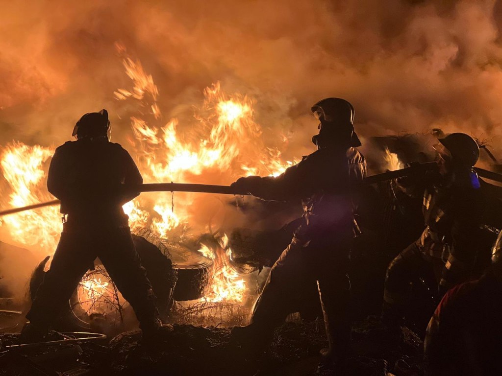 Теміртауда ондаған ескі авто шиналар өртеніп кетті