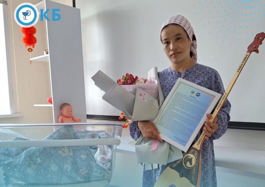 Новорожденному подарили домбру в одном из роддомов Караганды