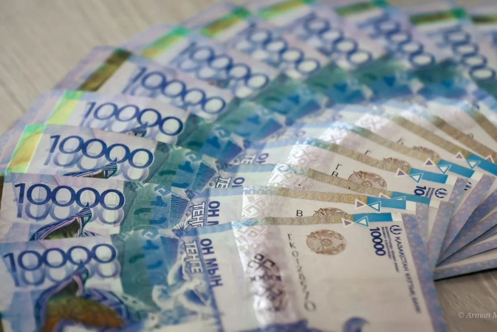 Казахстанцы сравнили зарплаты с другими странами и потребовали поднять МЗП