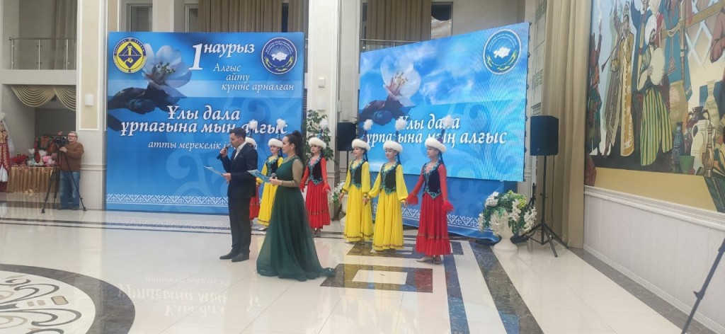В Доме дружбы Караганды поблагодарили врачей, учителей, спасателей и волонтеров