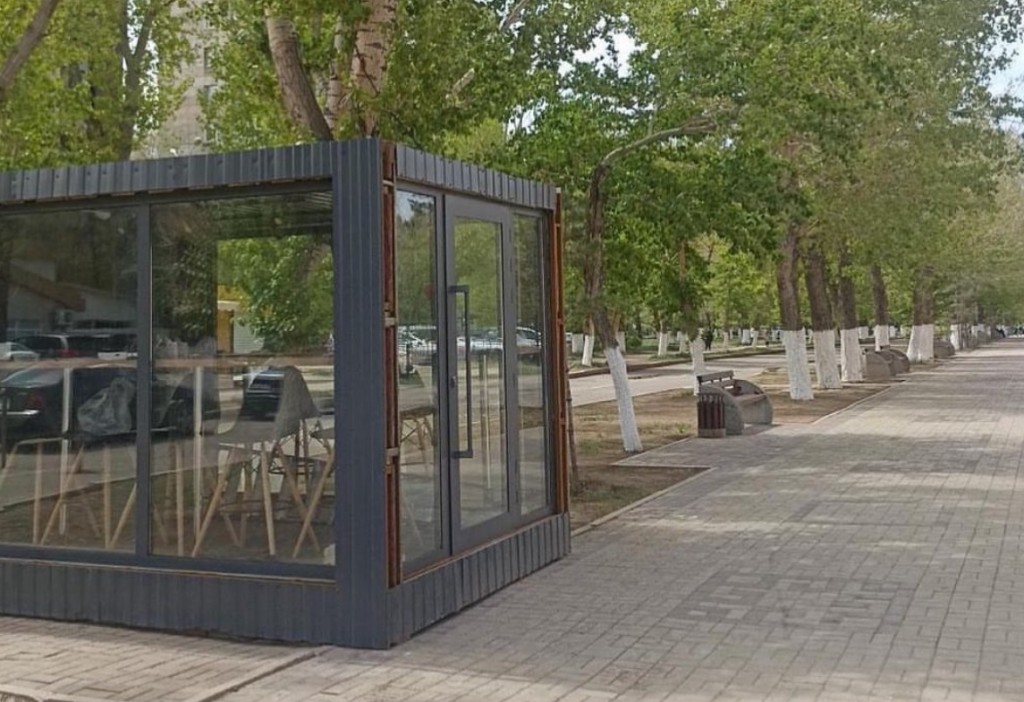 В Караганде демонтируют павильон в сквере у Вечного огня