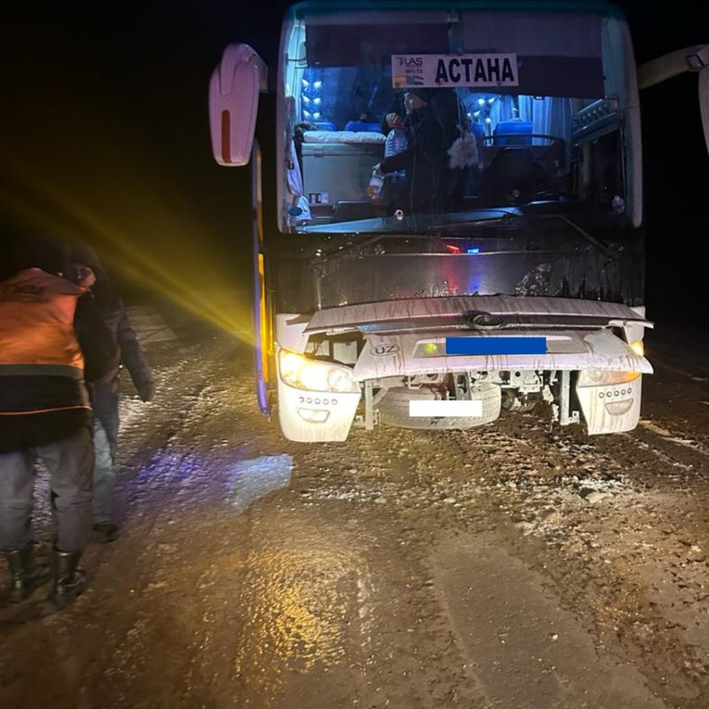 Из неисправного автобуса на трассе Карагандинской области спасатели эвакуировали 28 человек