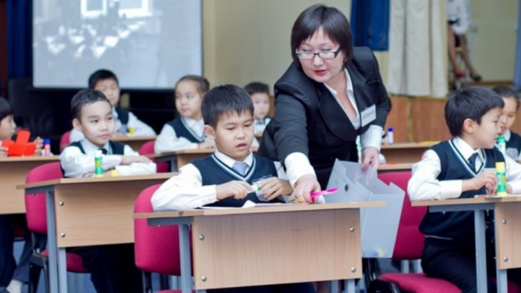 В Карагандинской области почти три с половиной тысячи педагогов имеют более 30 лет стажа работы