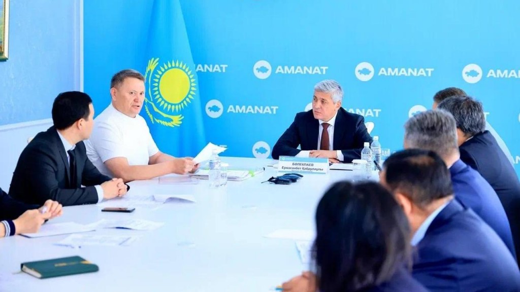 Ермаганбет Булекпаев провёл приём граждан в филиале партии Amanat