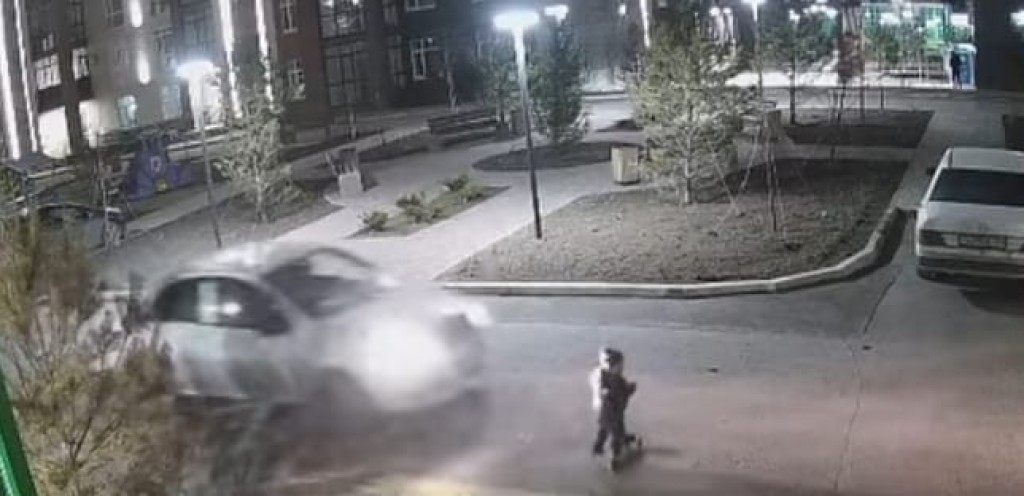 Во дворах Караганды автомобиль сбил двухлетнего ребёнка на самокате