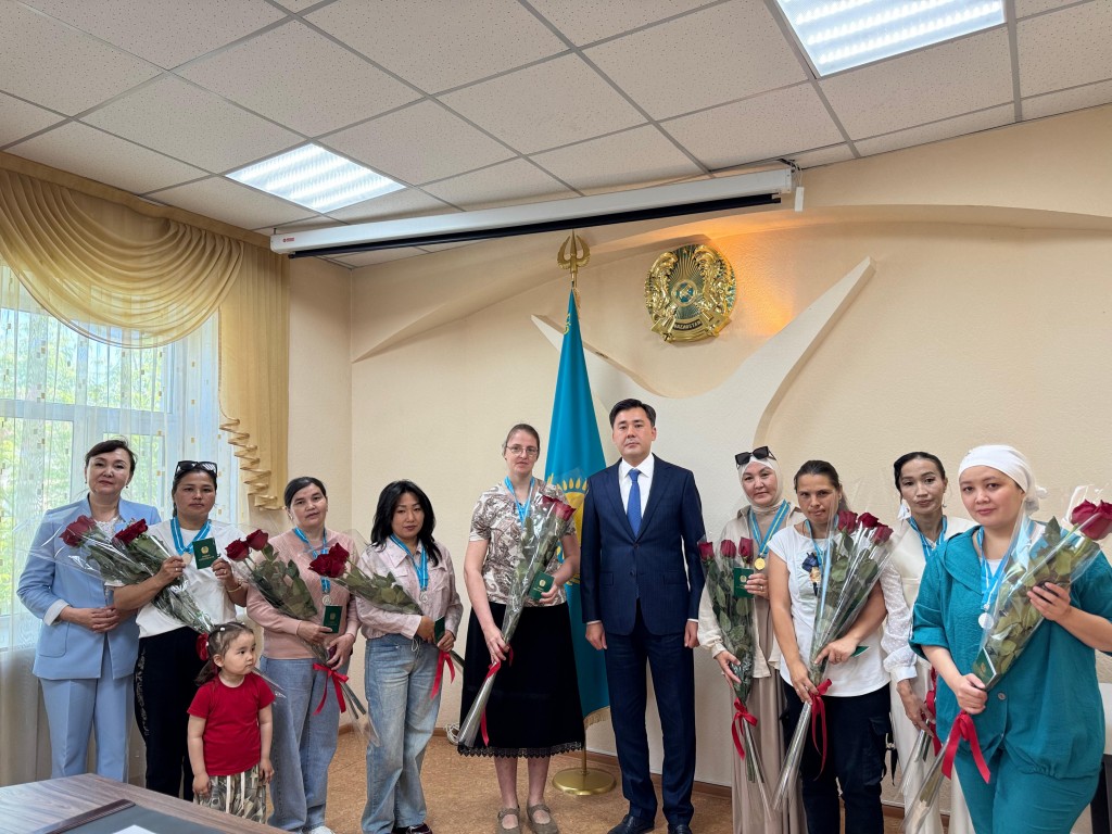 В Караганде многодетные матери были удостоены государственных наград