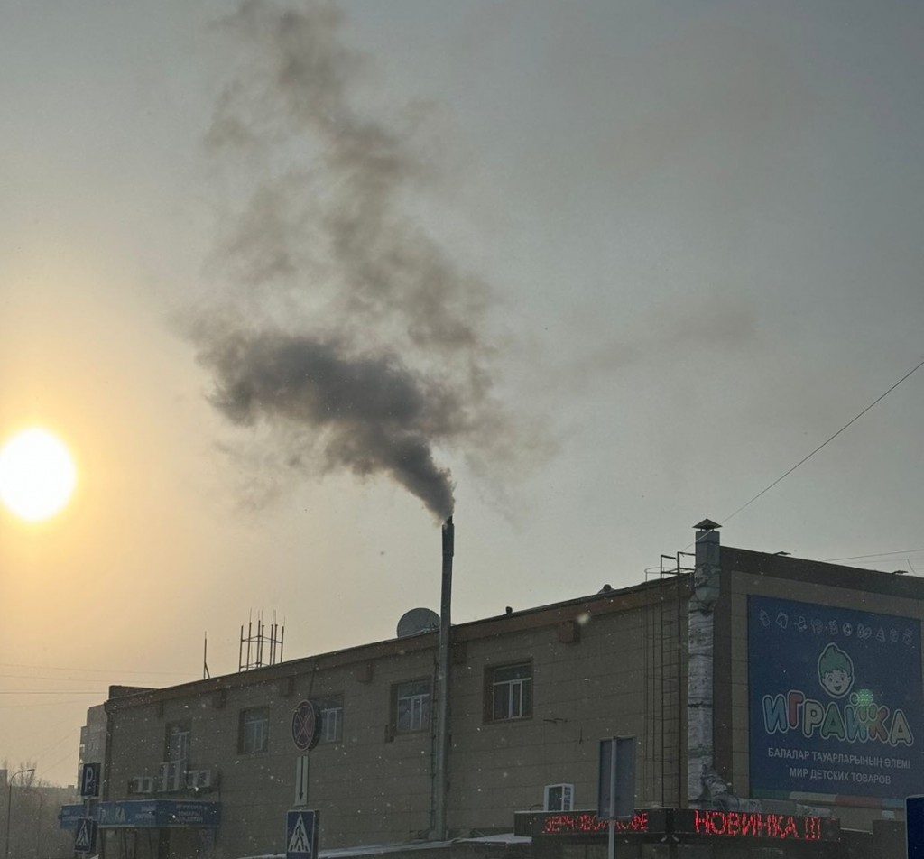 Прокладывали трубы, повреждая асфальт: почему труба магазина «Играйка» так и дымит