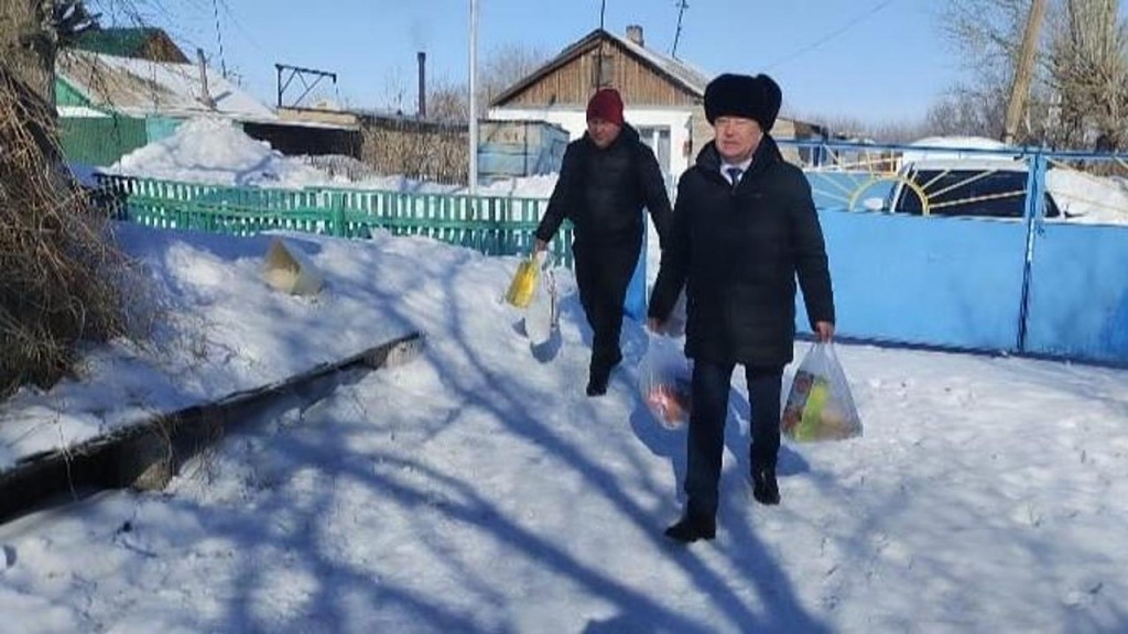 Эстафета добра: Госслужащие Нуринского района помогают многодетным