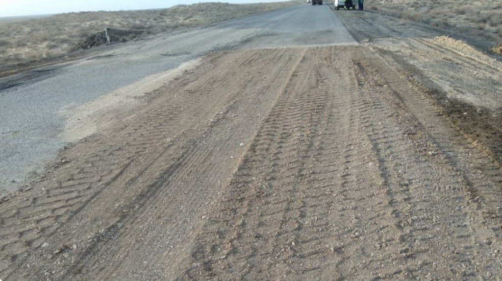 Почему на дороге не кладут асфальт, а засыпают ямы песком, объяснили в «КазАвтоЖоле»