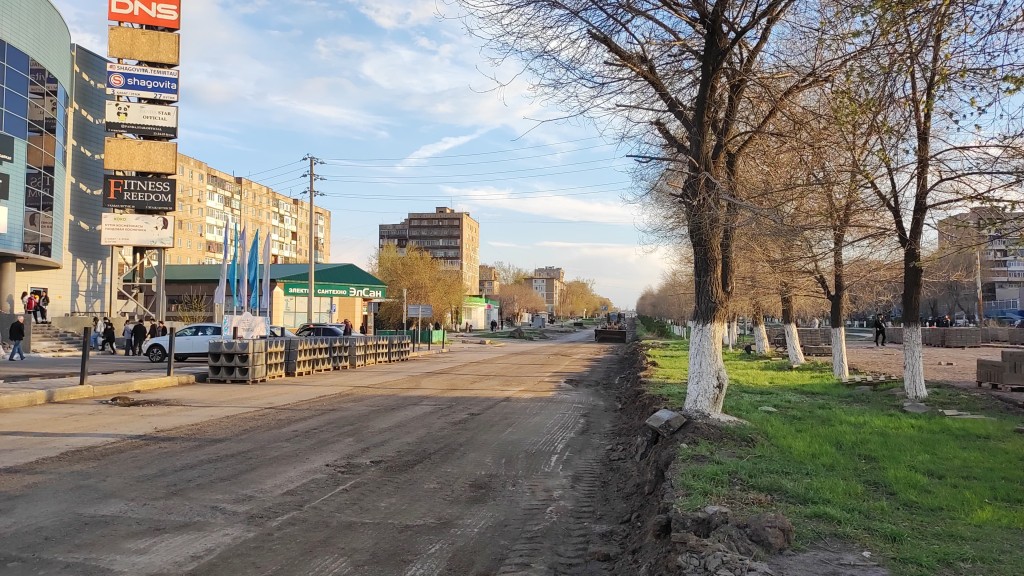 В Темиртау продолжается ремонт главного проспекта города