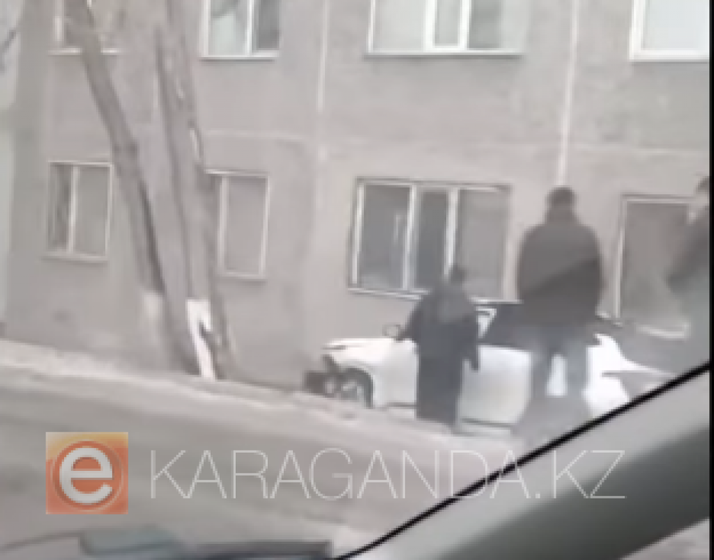 В Караганде автомобиль оказался у стены многоэтажки после ДТП